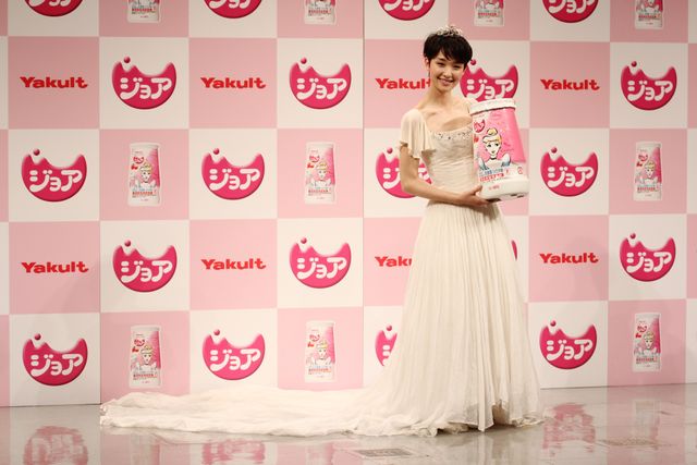剛力彩芽、全長約3メートルのシンデレラ風ドレスで登場！：フォトギャラリー