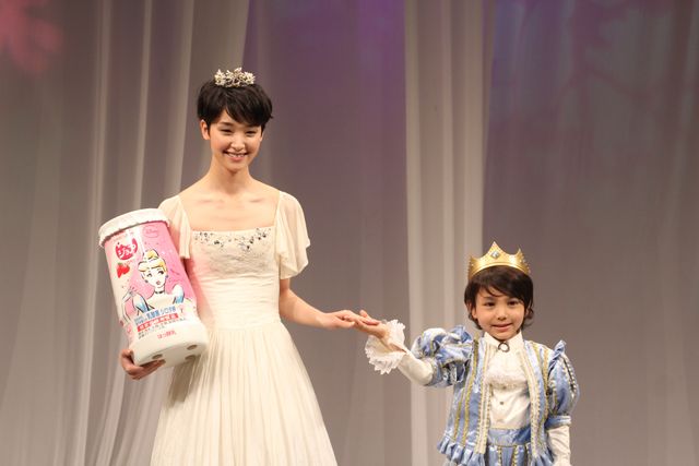 剛力彩芽、全長約3メートルのシンデレラ風ドレスで登場！（2枚目）