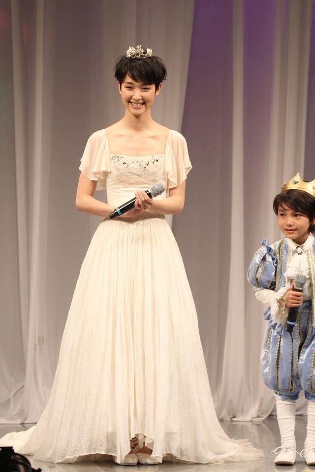 剛力彩芽、全長約3メートルのシンデレラ風ドレスで登場！（5枚目）
