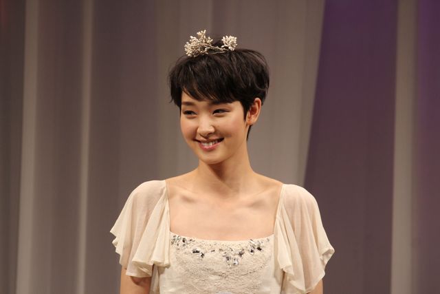 剛力彩芽、全長約3メートルのシンデレラ風ドレスで登場！（6枚目）