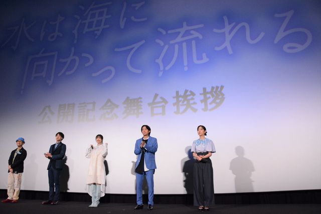 広瀬すず『水は海に向かって流れる』公開記念舞台あいさつに登壇（9枚目）