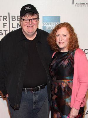 2012年時のマイケル・ムーア監督（左）とキャスリーン・グリン