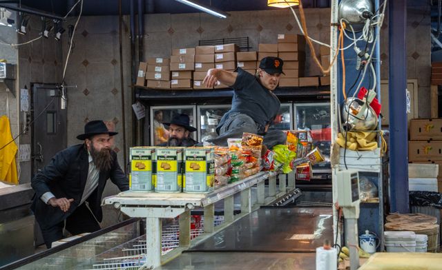 オースティン・バトラーも自ら挑戦した逃亡シーン『コート・スティーリング』より