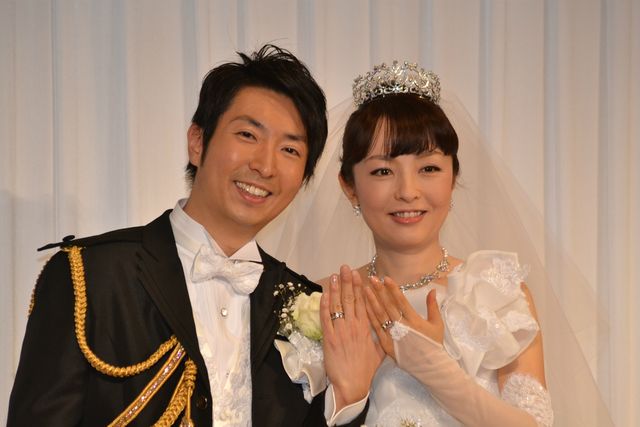 丸岡いずみ＆有村昆の結婚会見フォトギャラリー（12枚目）