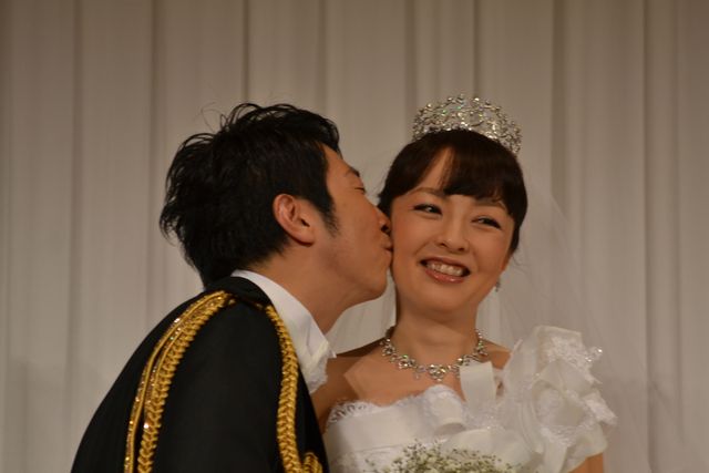 丸岡いずみ＆有村昆の結婚会見フォトギャラリー（14枚目）