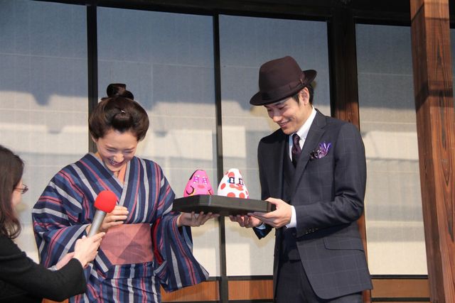 松山ケンイチと綾瀬はるかがプレゼント交換！フォトギャラリー（3枚目）