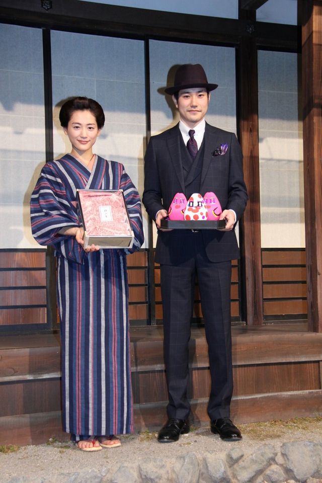 松山ケンイチと綾瀬はるかがプレゼント交換！フォトギャラリー（4枚目）