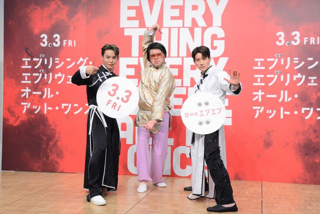 JO1與那城奨＆佐藤景瑚、カンフー衣装でヌンチャク披露！映画『エブエブ』大ヒット祈願イベント：フォトギャラリー