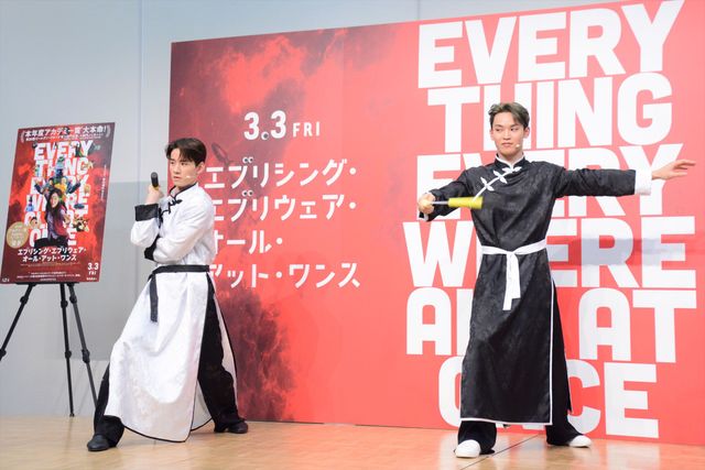JO1與那城奨＆佐藤景瑚、カンフー衣装でヌンチャク披露！映画『エブエブ』大ヒット祈願イベント（3枚目）