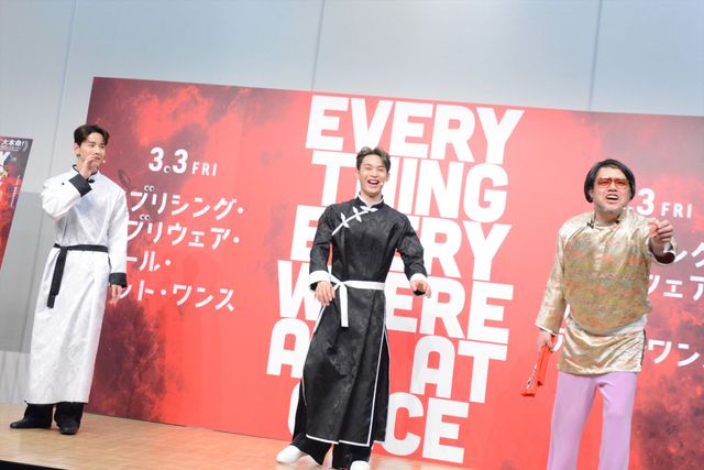 JO1與那城奨＆佐藤景瑚、カンフー衣装でヌンチャク披露！映画『エブエブ』大ヒット祈願イベント（7枚目）