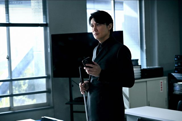 出会いは最悪…福山雅治＆大泉洋共演「ラストマン－全盲の捜査官－」初回場面写真（11枚目）
