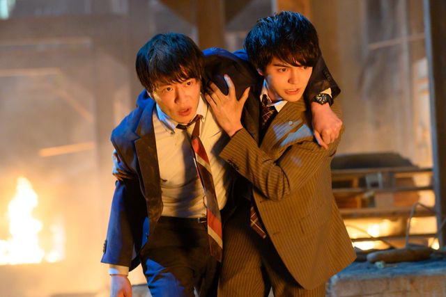 はるたんと牧、炎に囲まれピンチ！映画『おっさんずラブ』場面カット＜全5枚＞（5枚目）