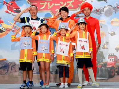 子どもたちにチームワークの大切さを伝授した（後列左から）秋田豊、ヒデ、ワッキー