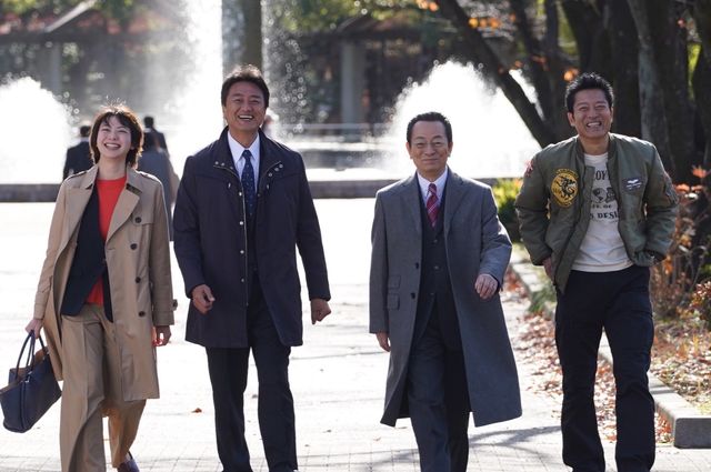 特命係に続く？“特調係”の陣川公平（左から2番目）＆速水了子（左端）