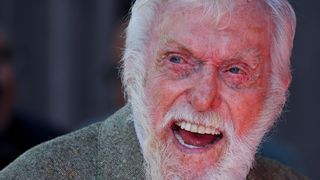 『メリー・ポピンズ』ディック・ヴァン・ダイクが100歳に!今も46歳年下の妻と歌って踊る日々