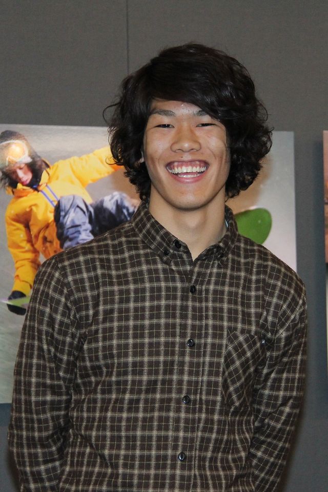 舞川あいくが角野友基選手に本命チョコ！「瞬間の色～輝～」開催会見フォトギャラリー：フォトギャラリー