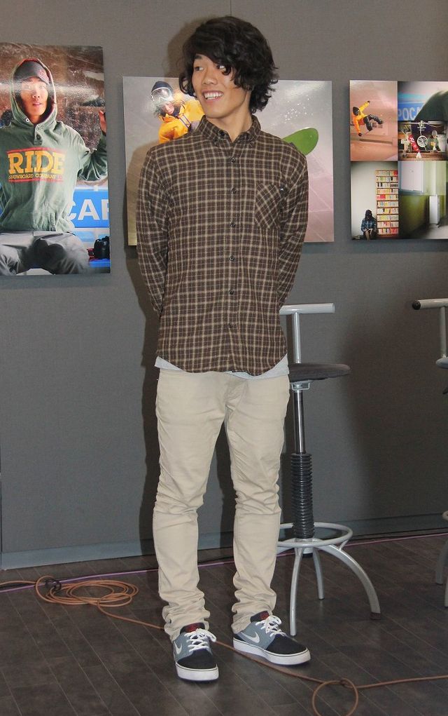 舞川あいくが角野友基選手に本命チョコ！「瞬間の色～輝～」開催会見フォトギャラリー（2枚目）