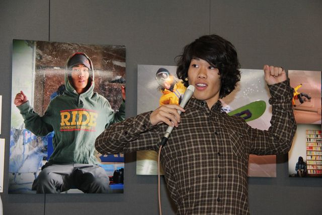 舞川あいくが角野友基選手に本命チョコ！「瞬間の色～輝～」開催会見フォトギャラリー（3枚目）