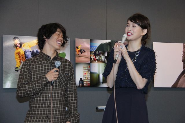 舞川あいくが角野友基選手に本命チョコ！「瞬間の色～輝～」開催会見フォトギャラリー（4枚目）