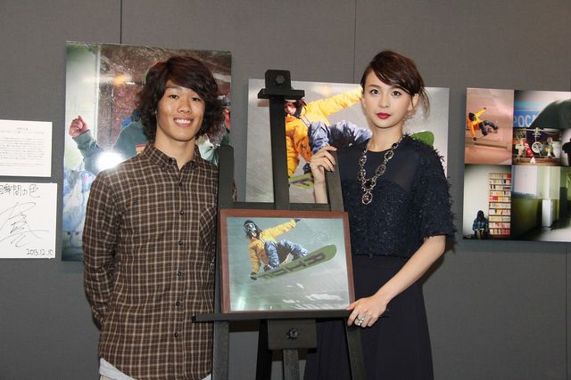 舞川あいくが角野友基選手に本命チョコ！「瞬間の色～輝～」開催会見フォトギャラリー（5枚目）