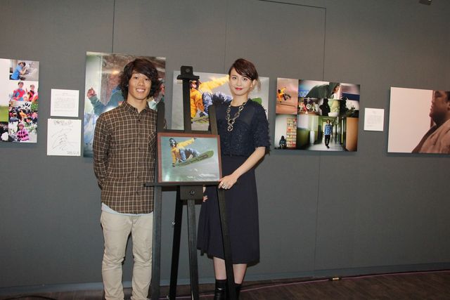 舞川あいくが角野友基選手に本命チョコ！「瞬間の色～輝～」開催会見フォトギャラリー（7枚目）