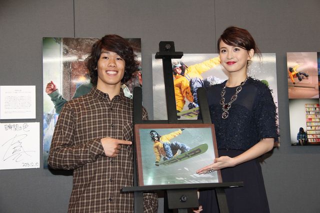 舞川あいくが角野友基選手に本命チョコ！「瞬間の色～輝～」開催会見フォトギャラリー（8枚目）