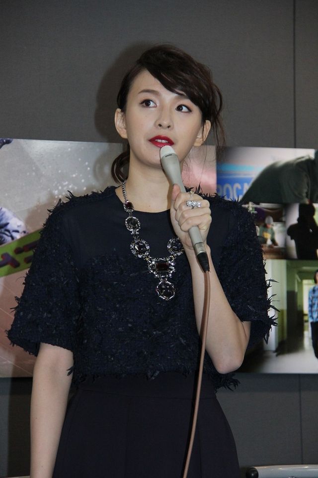 舞川あいくが角野友基選手に本命チョコ！「瞬間の色～輝～」開催会見フォトギャラリー（9枚目）