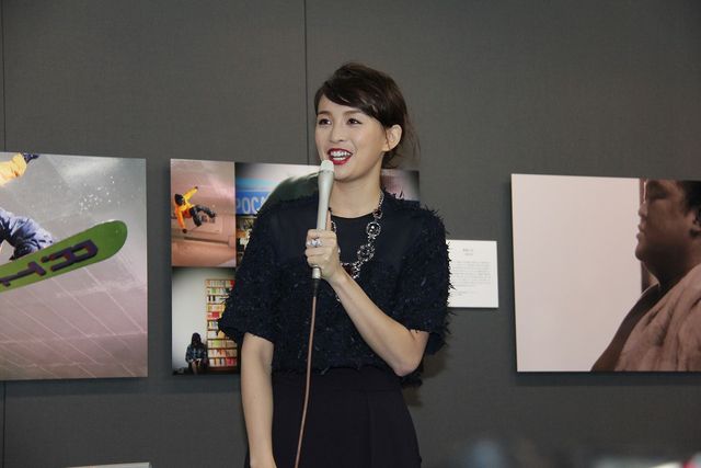 舞川あいくが角野友基選手に本命チョコ！「瞬間の色～輝～」開催会見フォトギャラリー（10枚目）