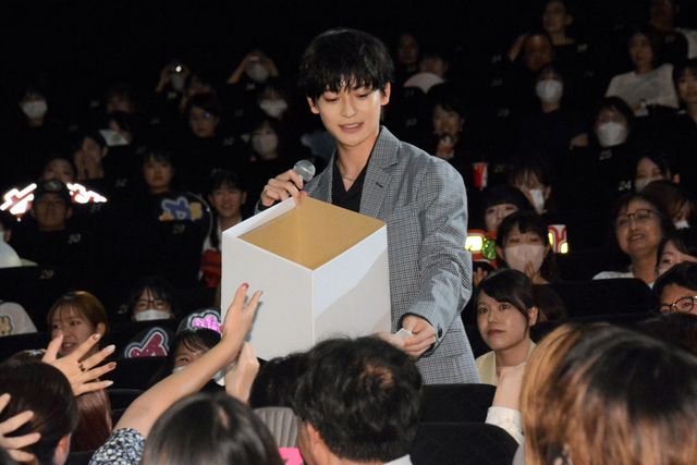 高橋文哉＆桜田ひより『交換ウソ日記』大ヒット御礼舞台あいさつ（2枚目）