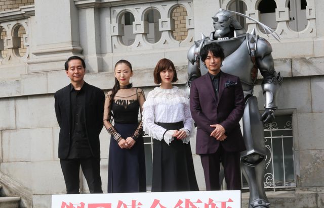 左から曽利文彦監督、ラスト役の松雪泰子、ウィンリィ役の本田翼、ロイ役のディーン・フジオカ