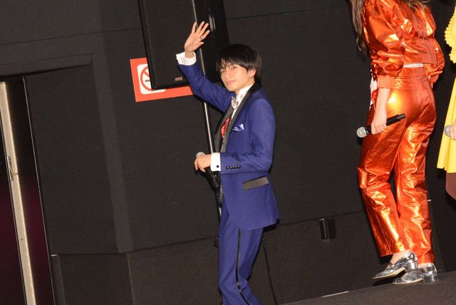 中島健人、中条あやみ、岸優太ら仲良くわちゃわちゃ！『ニセコイ』完成披露舞台あいさつ（8枚目）