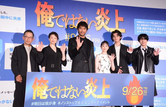 芦田愛菜、白の花柄ドレスで魅了！阿部寛＆長尾謙杜ら登壇『俺ではない炎上』公開前日祭：フォトギャラリー