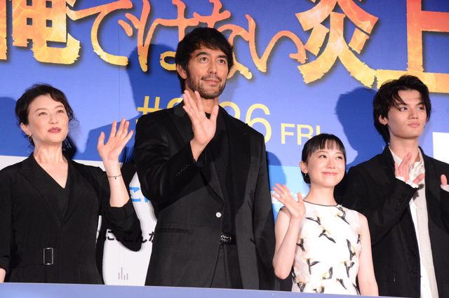 芦田愛菜、白の花柄ドレスで魅了！阿部寛＆長尾謙杜ら登壇『俺ではない炎上』公開前日祭（15枚目）