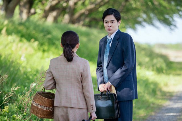 高瀬（望月歩）は声をかけられ…「虎に翼」第79回の場面写真：フォトギャラリー