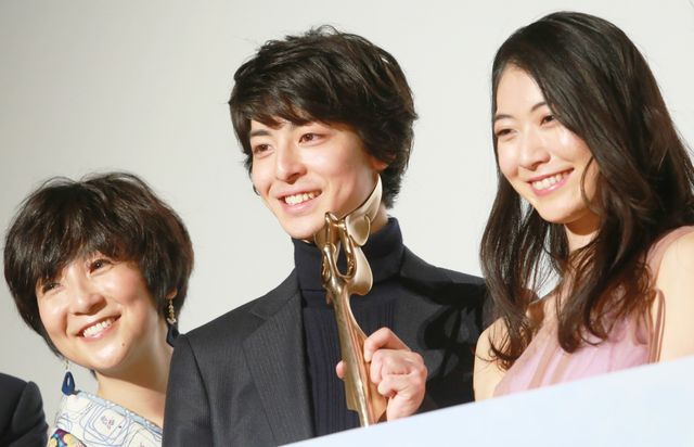 第16回モナコ国際映画祭のトロフィーを手にした高杉真宙　左は藤田朋子、右は安田聖愛