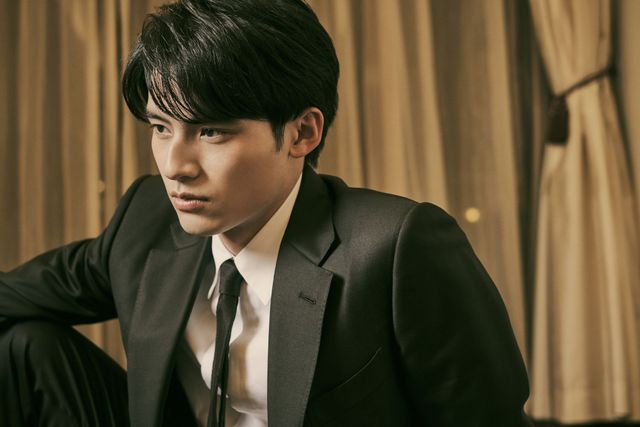 岡田健史、スーツ姿がまぶしい！映画『弥生、三月　君を愛した30年』インタビューカット（2枚目）