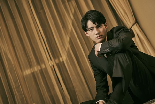 岡田健史、スーツ姿がまぶしい！映画『弥生、三月　君を愛した30年』インタビューカット（3枚目）