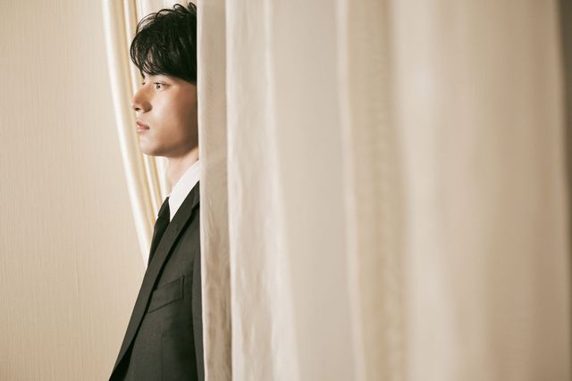 岡田健史、スーツ姿がまぶしい！映画『弥生、三月　君を愛した30年』インタビューカット（4枚目）