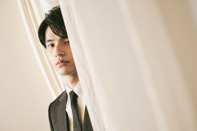 岡田健史、スーツ姿がまぶしい！映画『弥生、三月　君を愛した30年』インタビューカット（5枚目）