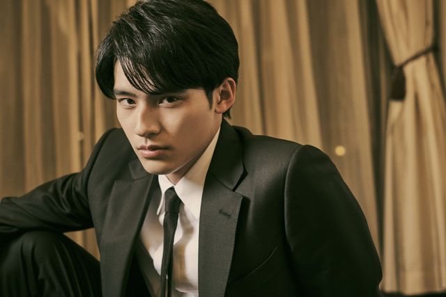 岡田健史、スーツ姿がまぶしい！映画『弥生、三月　君を愛した30年』インタビューカット（6枚目）