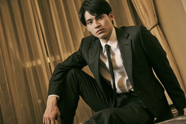 岡田健史、スーツ姿がまぶしい！映画『弥生、三月　君を愛した30年』インタビューカット（7枚目）