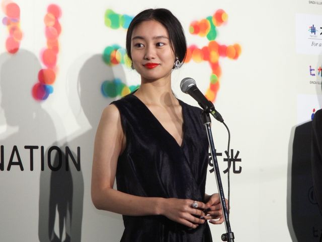 忽那汐里、大人なドレス姿！フォトギャラリー（9枚目）