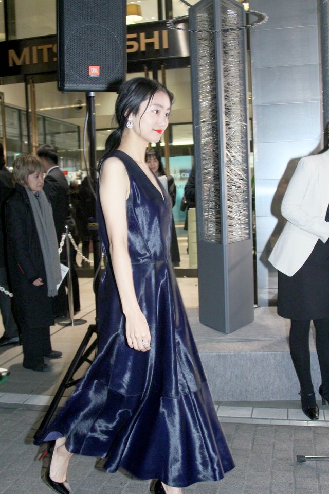 忽那汐里、大人なドレス姿！フォトギャラリー（10枚目）