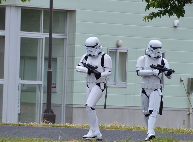 『スター・ウォーズ』田んぼアート作業をストームトルーパーが警護！フォトギャラリー（3枚目）