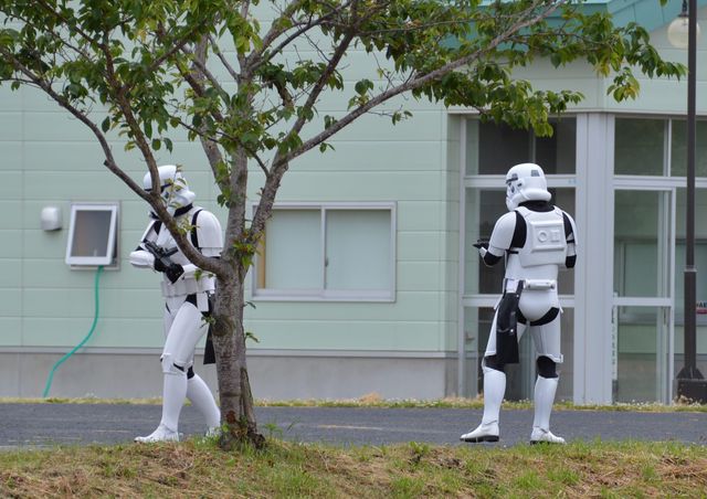 『スター・ウォーズ』田んぼアート作業をストームトルーパーが警護！フォトギャラリー（4枚目）