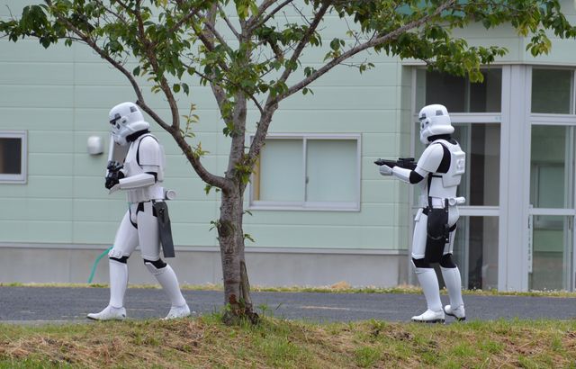 『スター・ウォーズ』田んぼアート作業をストームトルーパーが警護！フォトギャラリー（5枚目）