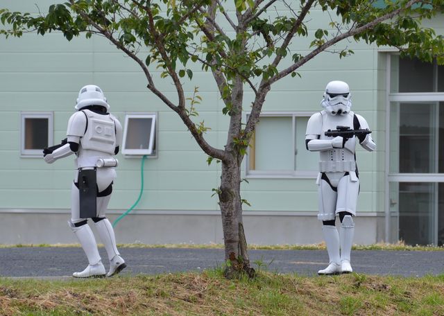 『スター・ウォーズ』田んぼアート作業をストームトルーパーが警護！フォトギャラリー（6枚目）