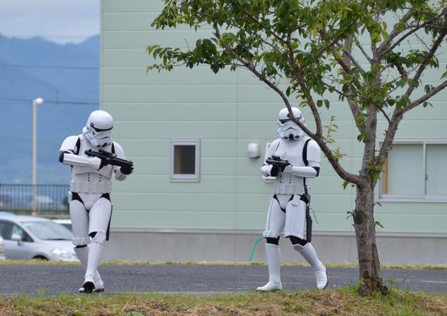 『スター・ウォーズ』田んぼアート作業をストームトルーパーが警護！フォトギャラリー（7枚目）