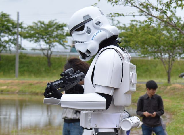 『スター・ウォーズ』田んぼアート作業をストームトルーパーが警護！フォトギャラリー（8枚目）