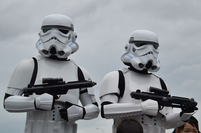 『スター・ウォーズ』田んぼアート作業をストームトルーパーが警護！フォトギャラリー（10枚目）